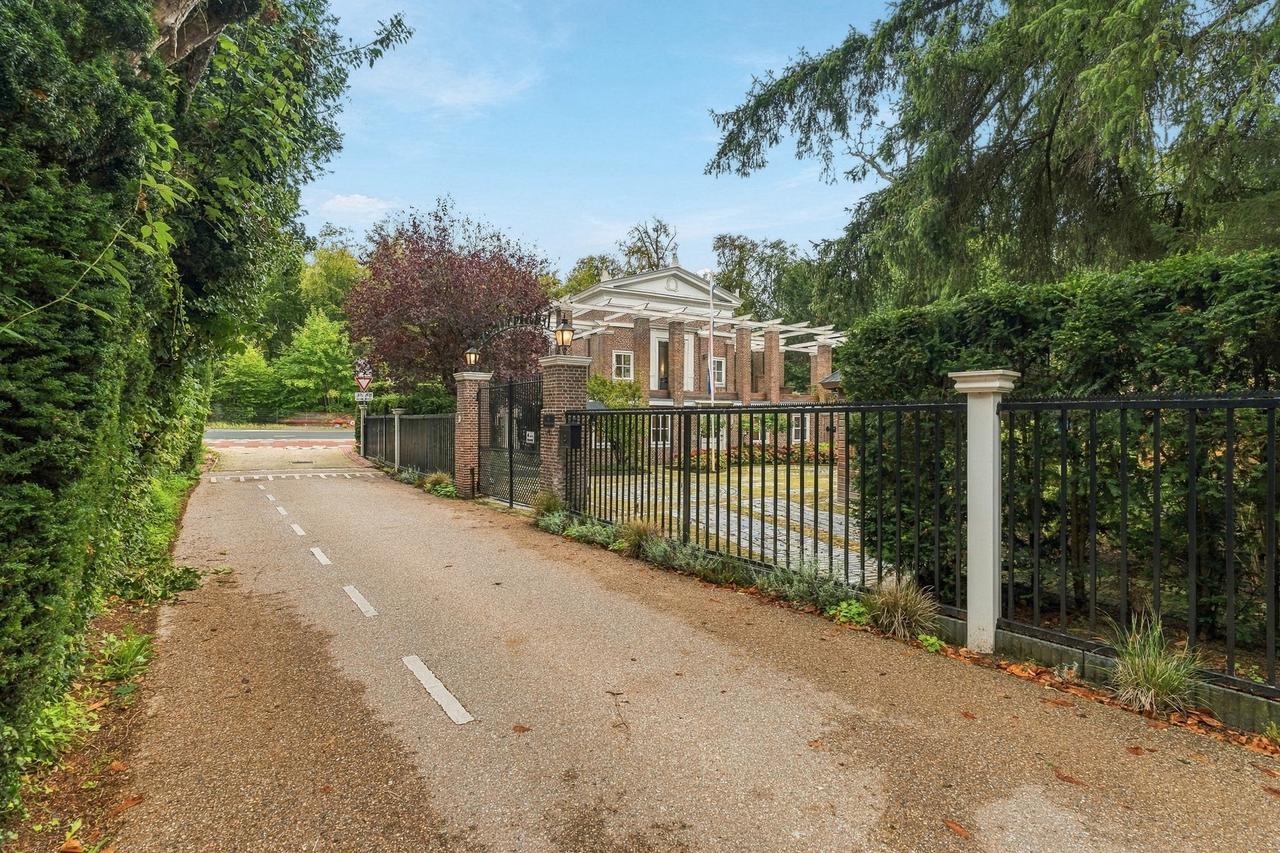 Monumental villa with garden in Wassenaar - Image 3