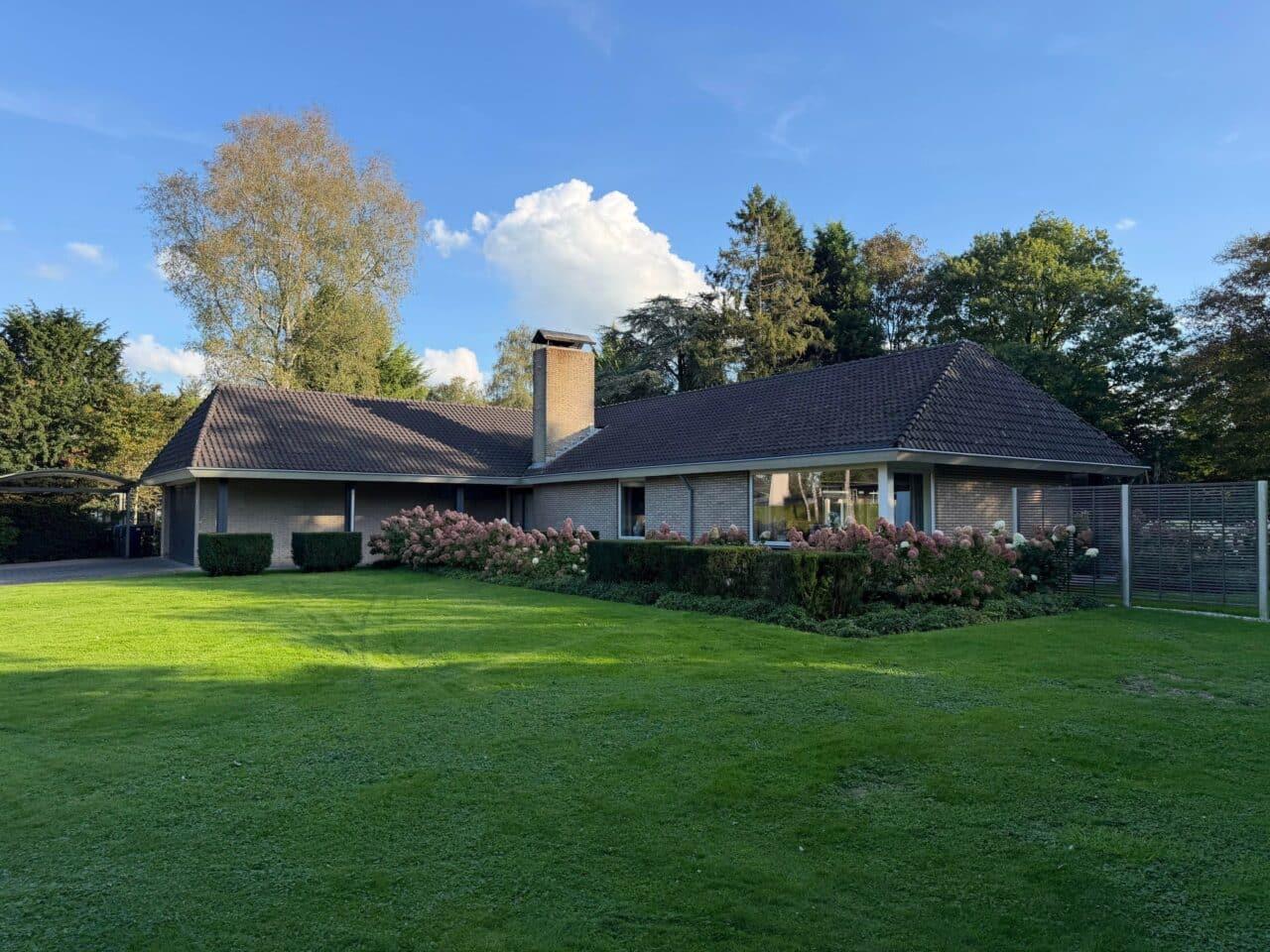 315 m² detached bungalow with 5 bedrooms - Image 1