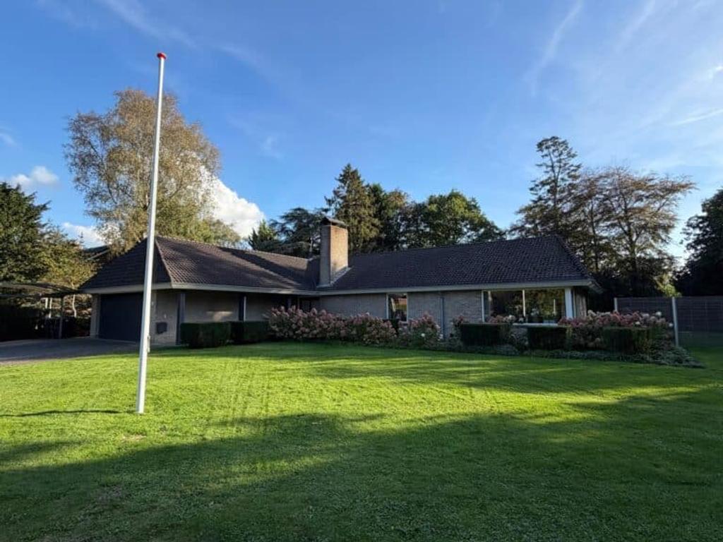 315 m² detached bungalow with 5 bedrooms - Image 2