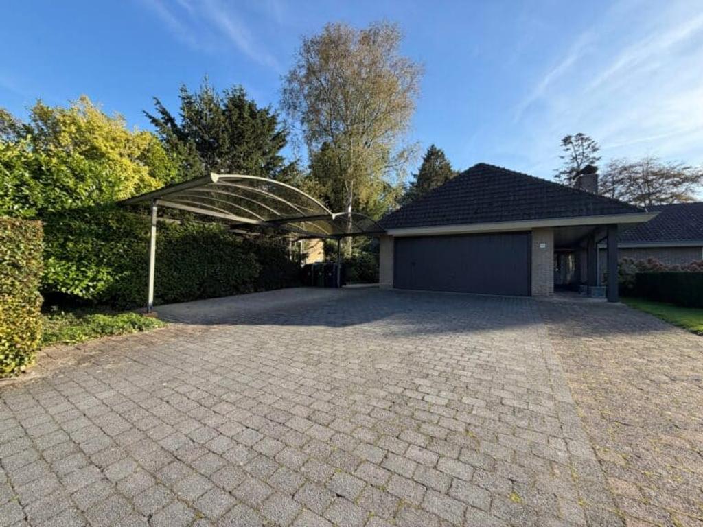 315 m² detached bungalow with 5 bedrooms - Image 3