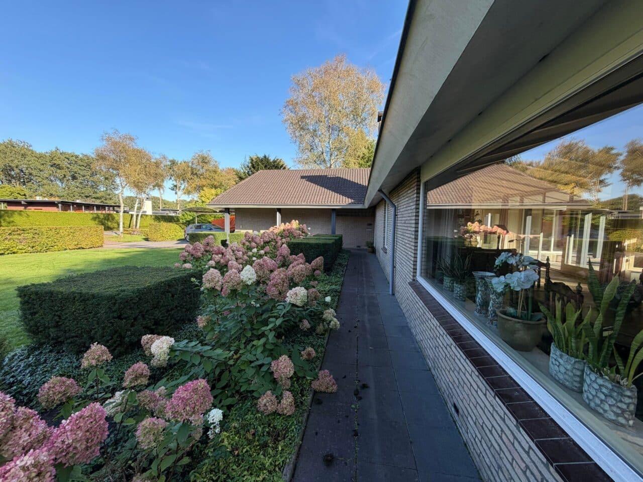 315 m² detached bungalow with 5 bedrooms - Image 6