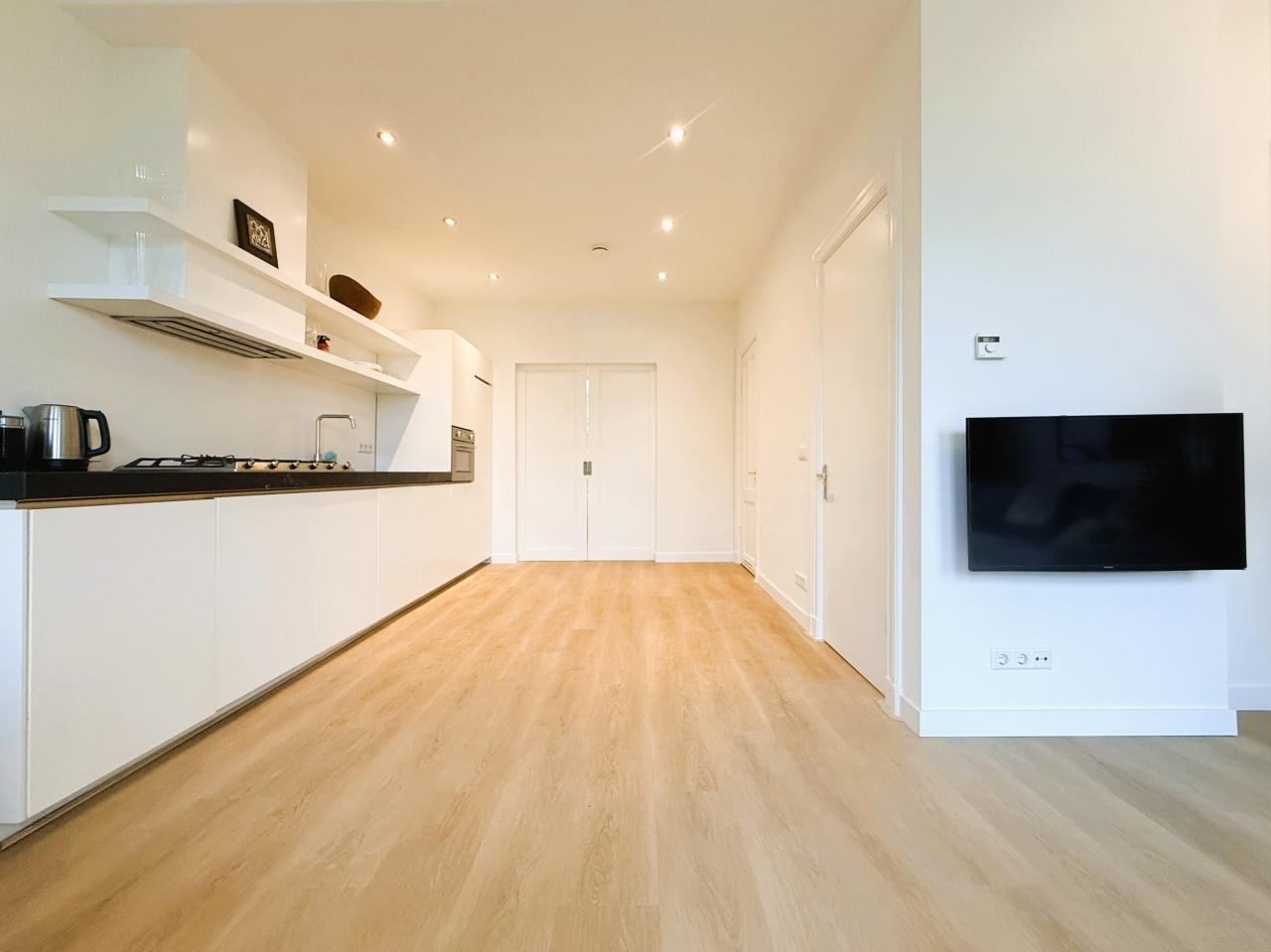 58 m² apartment with balcony in East - Image 3