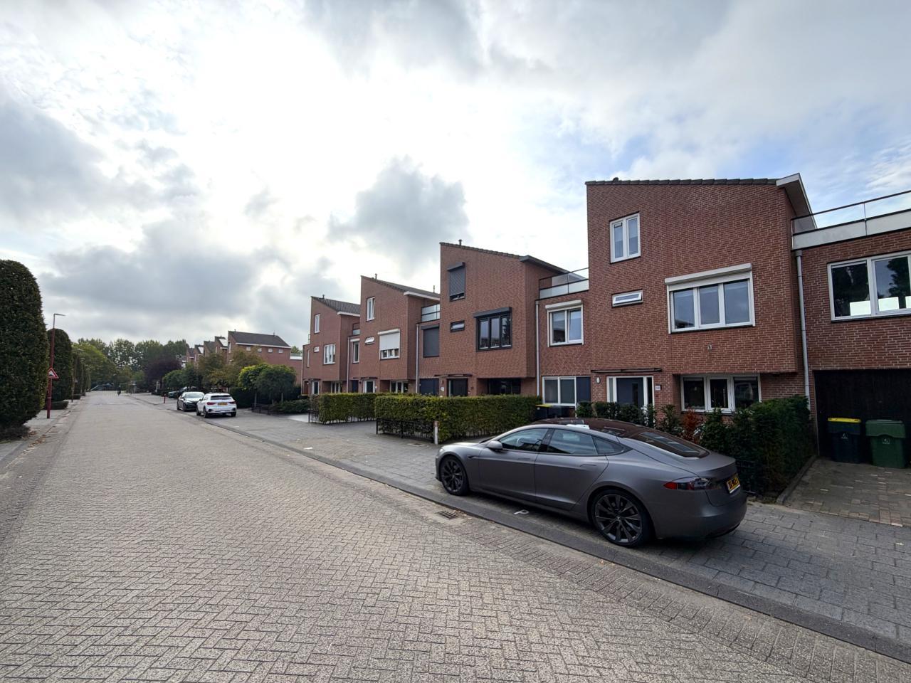 Furnished 190 m² house with garden - Image 1