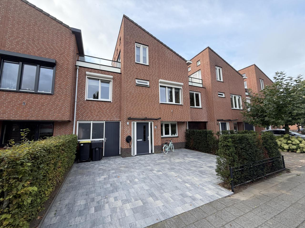 Furnished 190 m² house with garden - Image 2