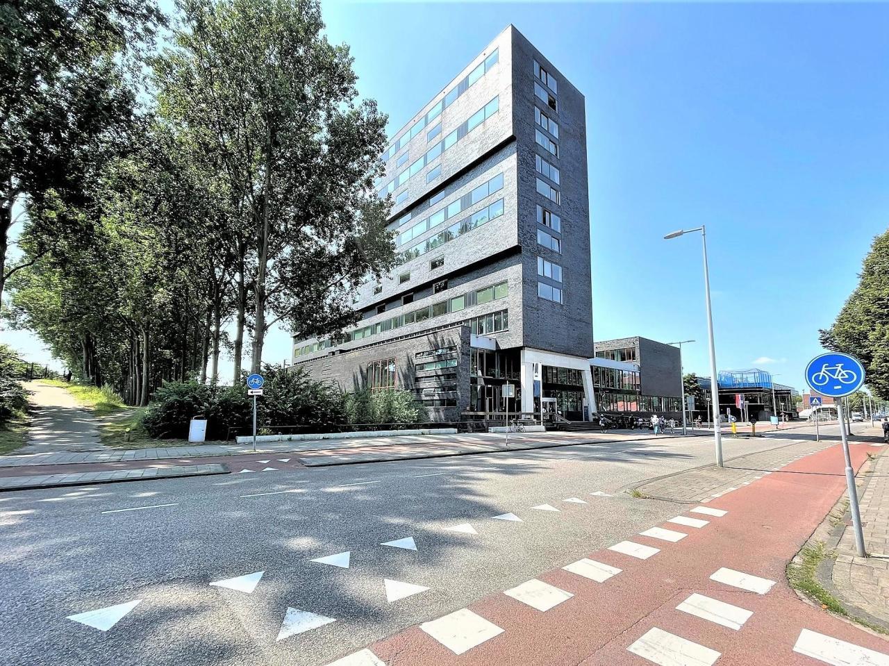 Gemeubileerd 3-kamerappartement met loggia - Afbeelding 1
