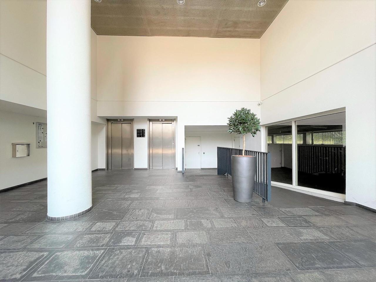 Gemeubileerd 3-kamerappartement met loggia - Afbeelding 3