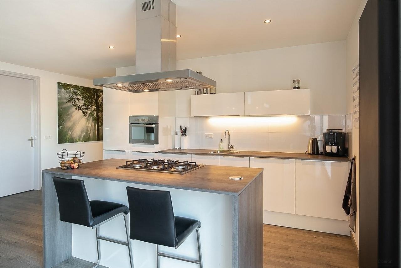 170 m² Upper-Floor Apartment with Roof Terrace - Image 11