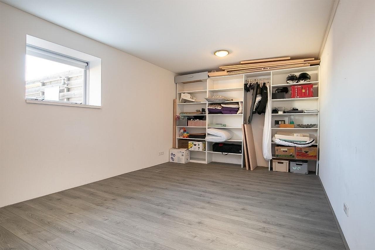 170 m² Upper-Floor Apartment with Roof Terrace - Image 26