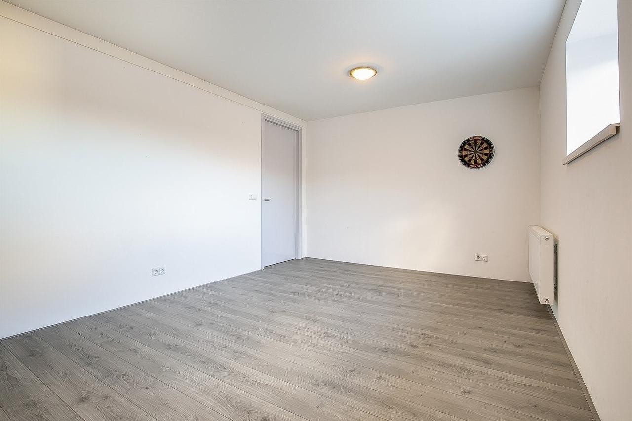 170 m² Upper-Floor Apartment with Roof Terrace - Image 27