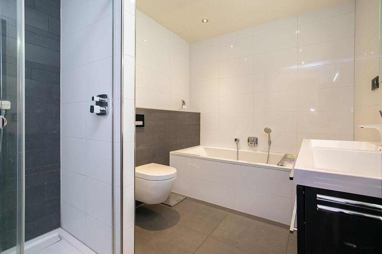 170 m² Upper-Floor Apartment with Roof Terrace - Image 28