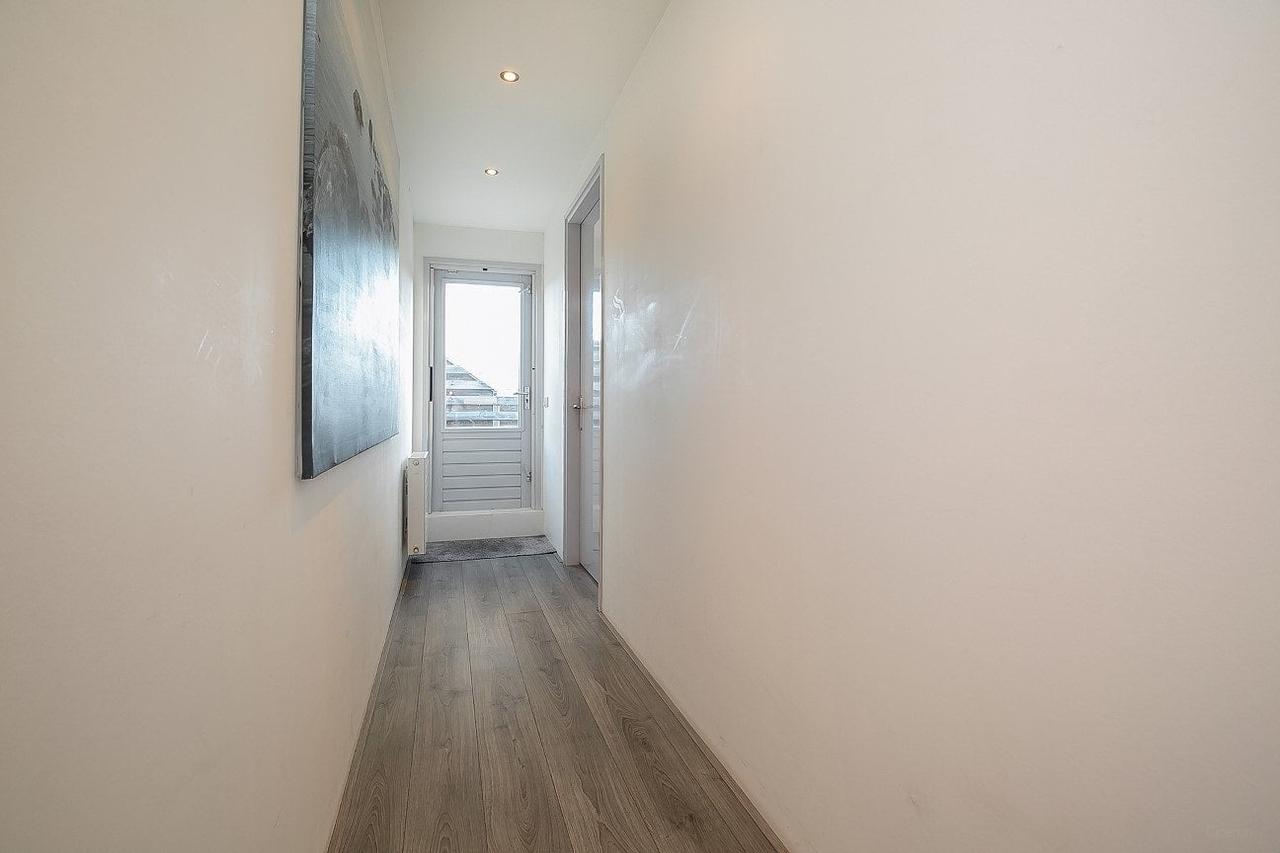 170 m² Upper-Floor Apartment with Roof Terrace - Image 33