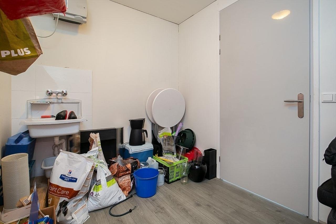 170 m² Upper-Floor Apartment with Roof Terrace - Image 35