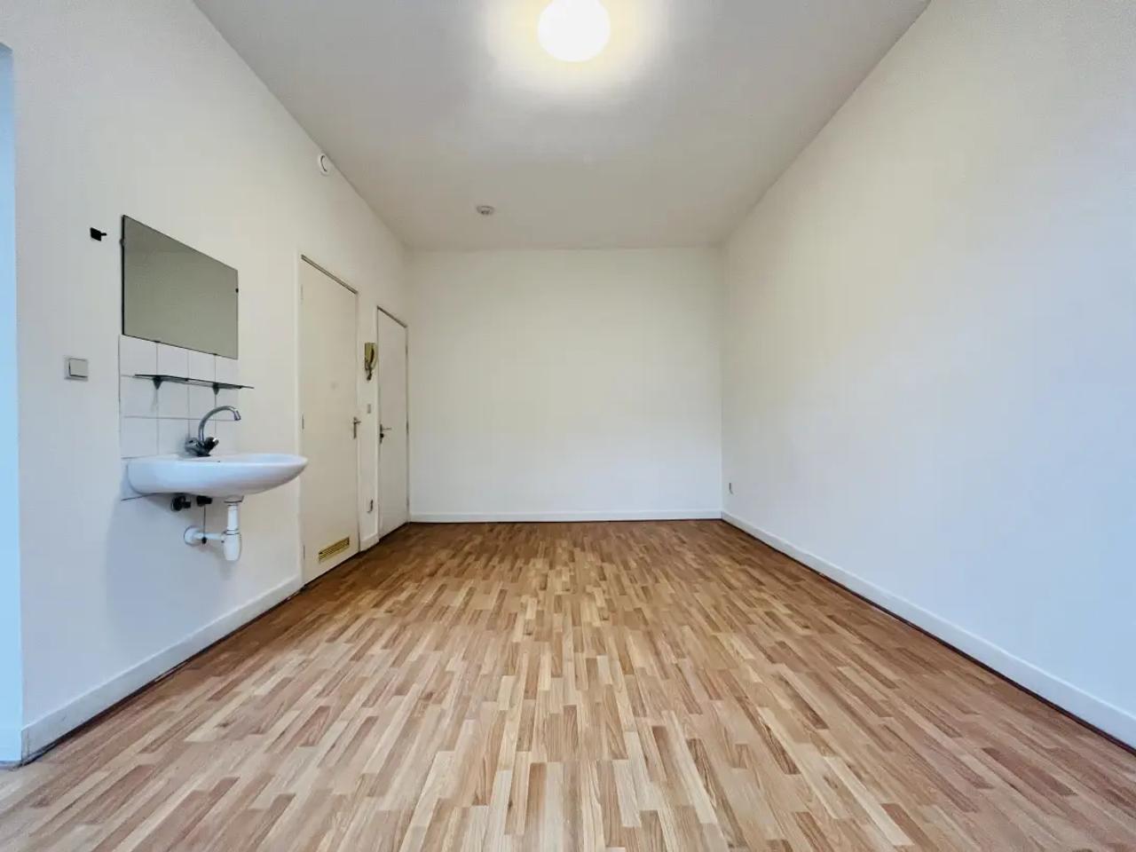 Student studio near Weimarstraat - Image 1