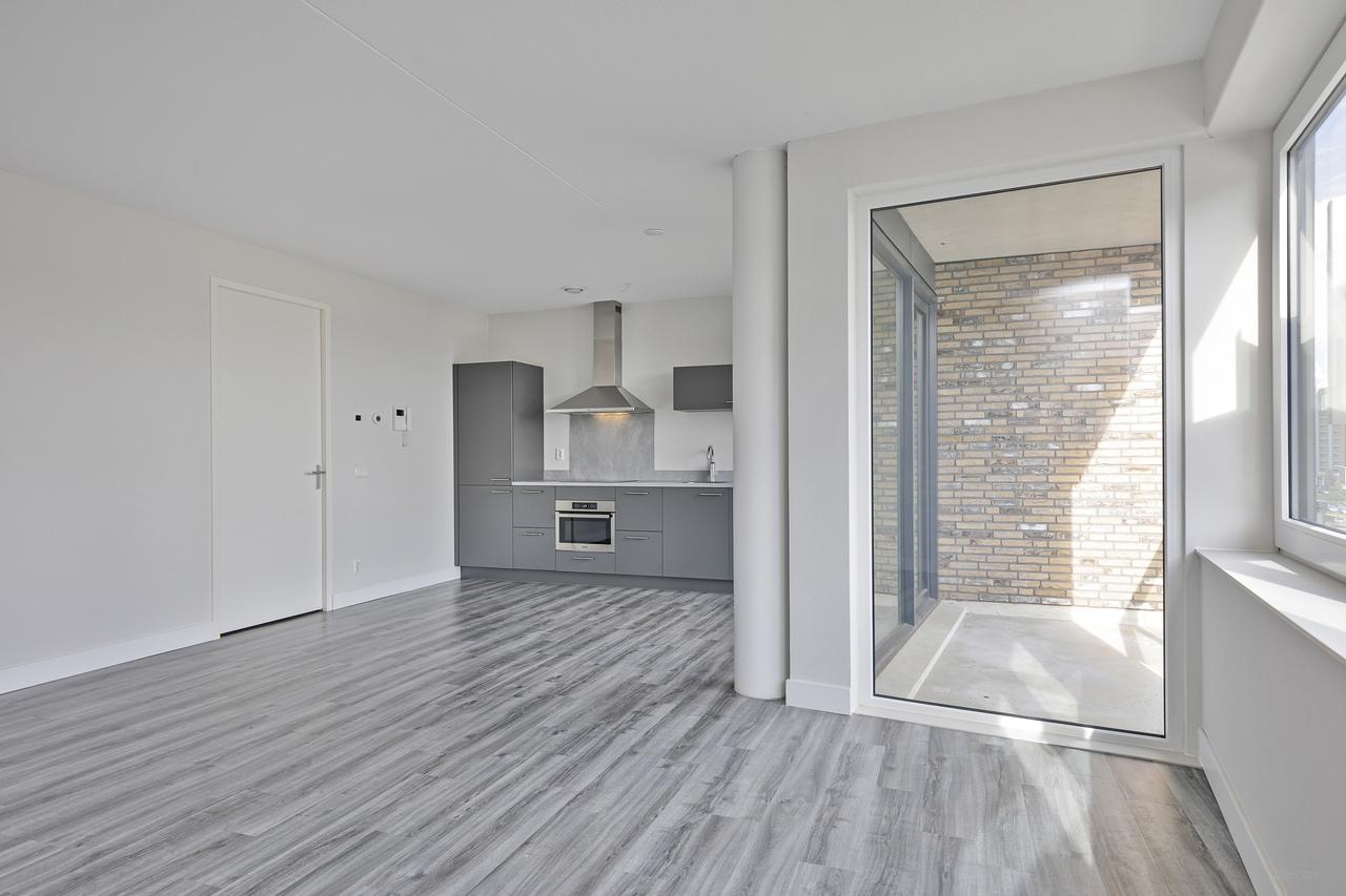 2-bedroom apartment with waterside balcony - Image 1
