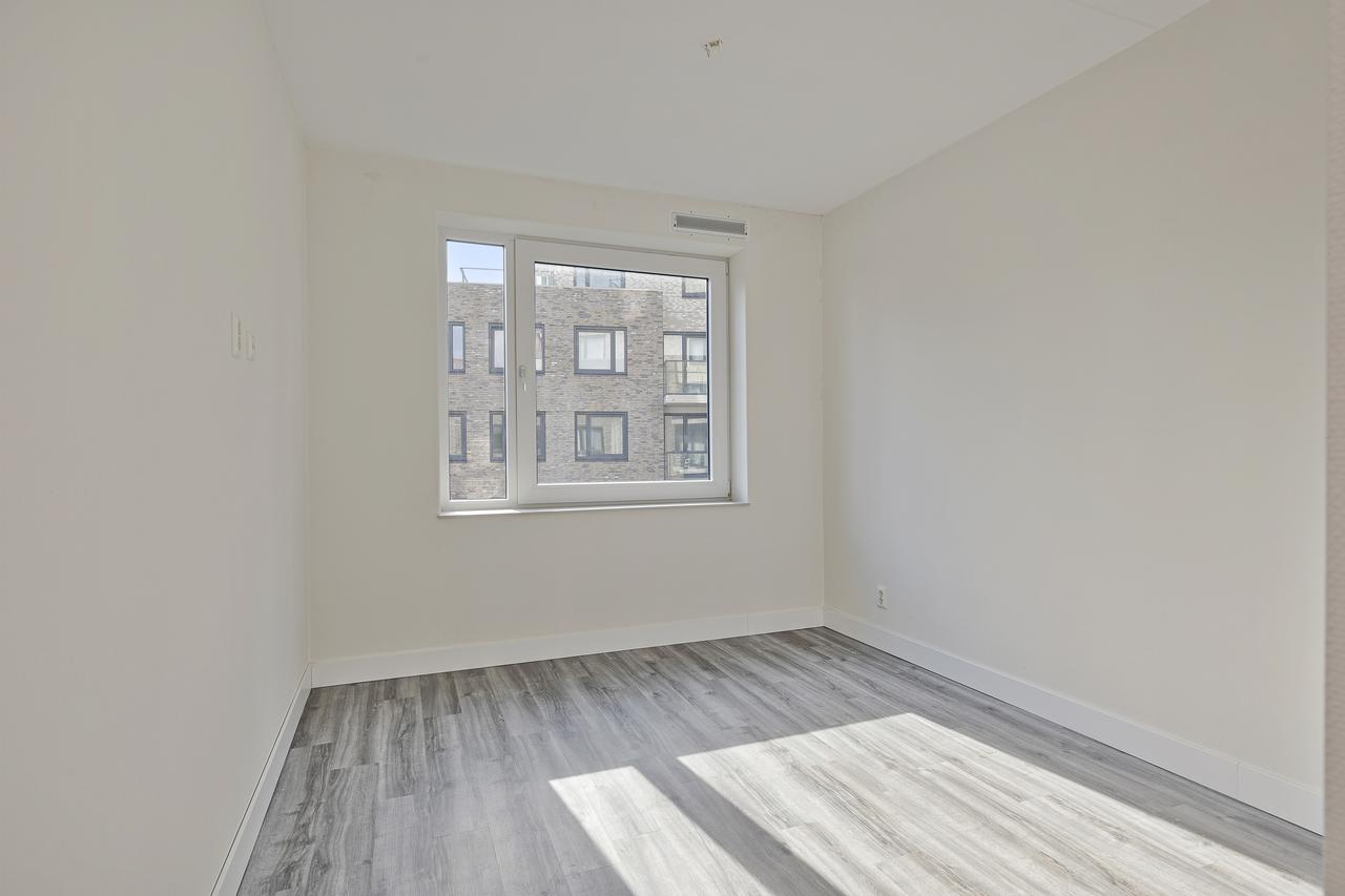 2-bedroom apartment with waterside balcony - Image 6