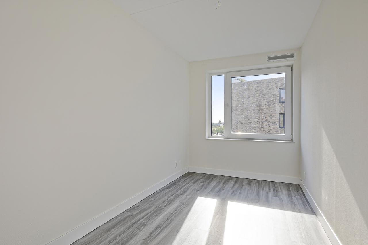 2-bedroom apartment with waterside balcony - Image 8