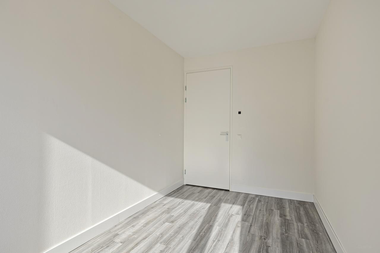2-bedroom apartment with waterside balcony - Image 9