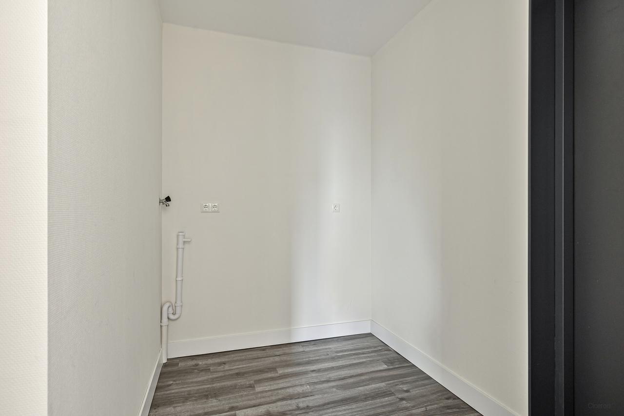 2-bedroom apartment with waterside balcony - Image 10