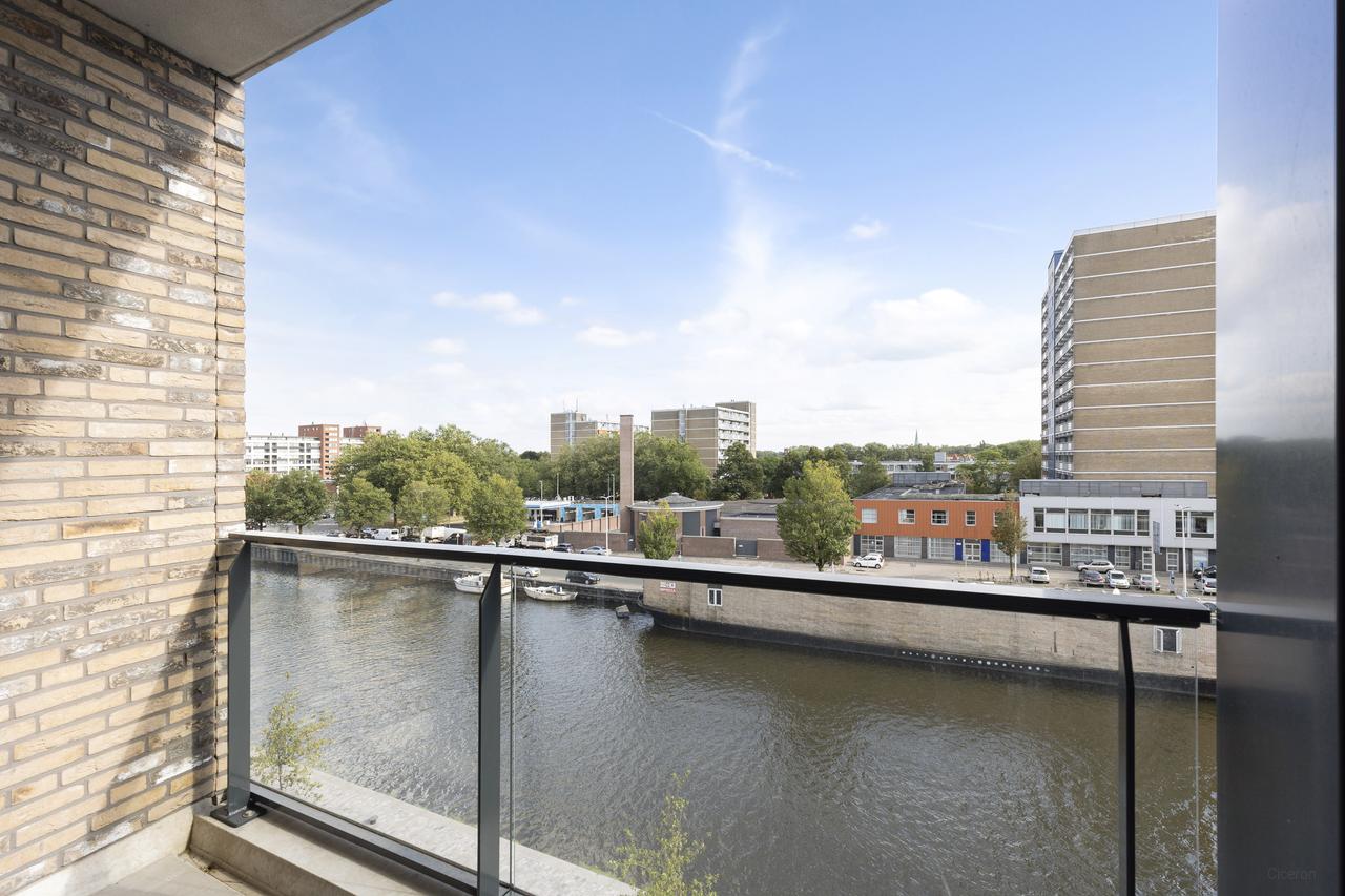 2-bedroom apartment with waterside balcony - Image 14