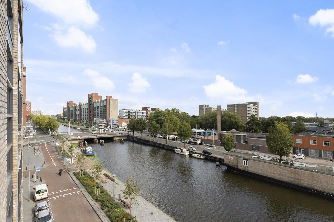 2-bedroom apartment with waterside balcony - Image 15