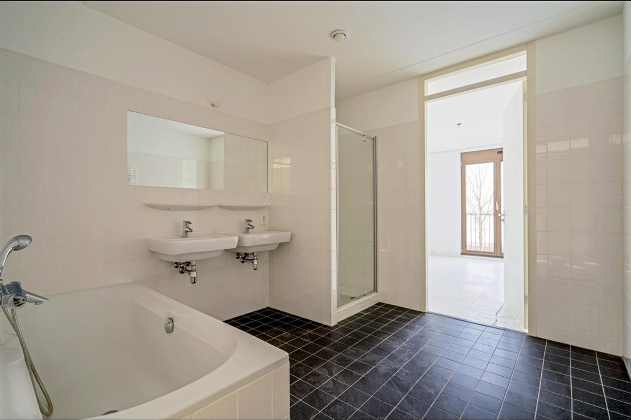 100 m² apartment with IJmeer views - Image 12