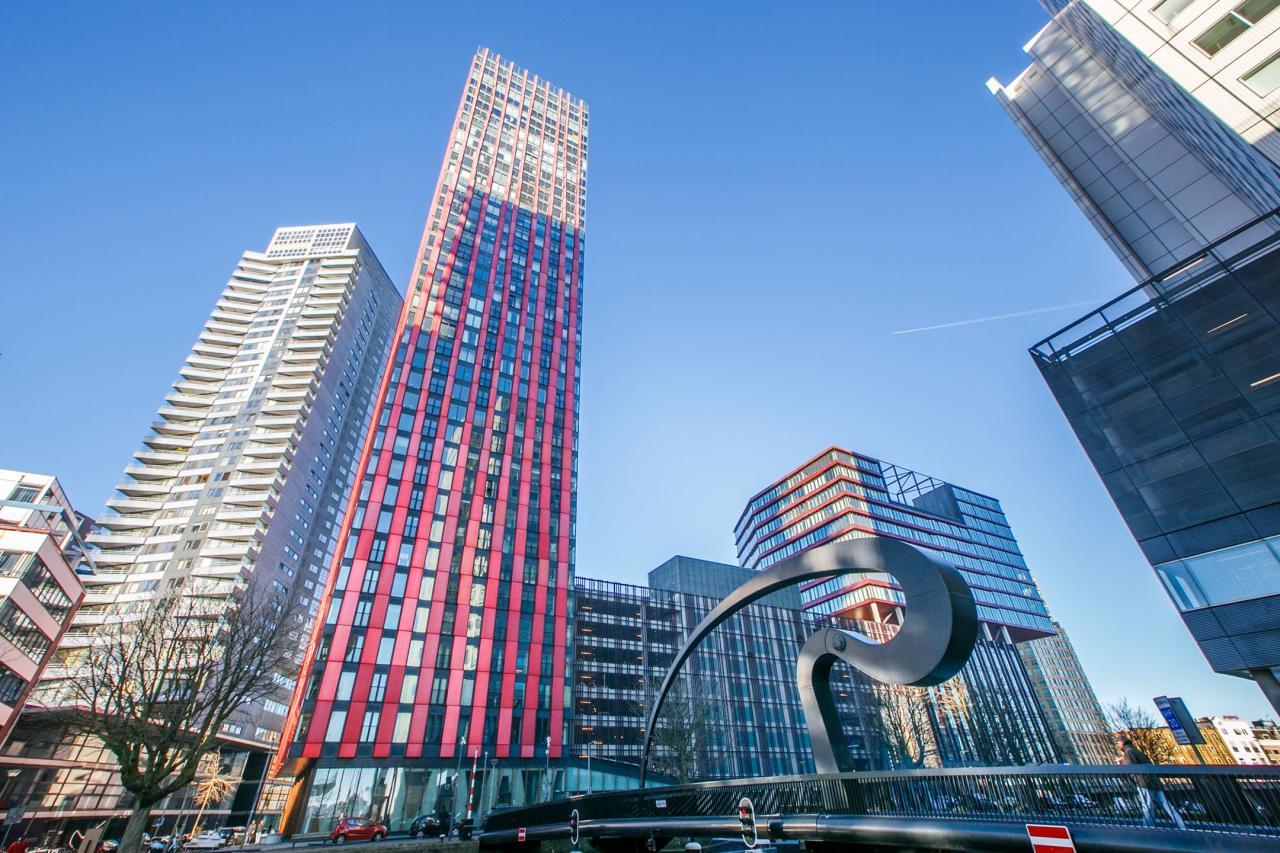 76 m² on the 21st floor in Rotterdam - Image 1