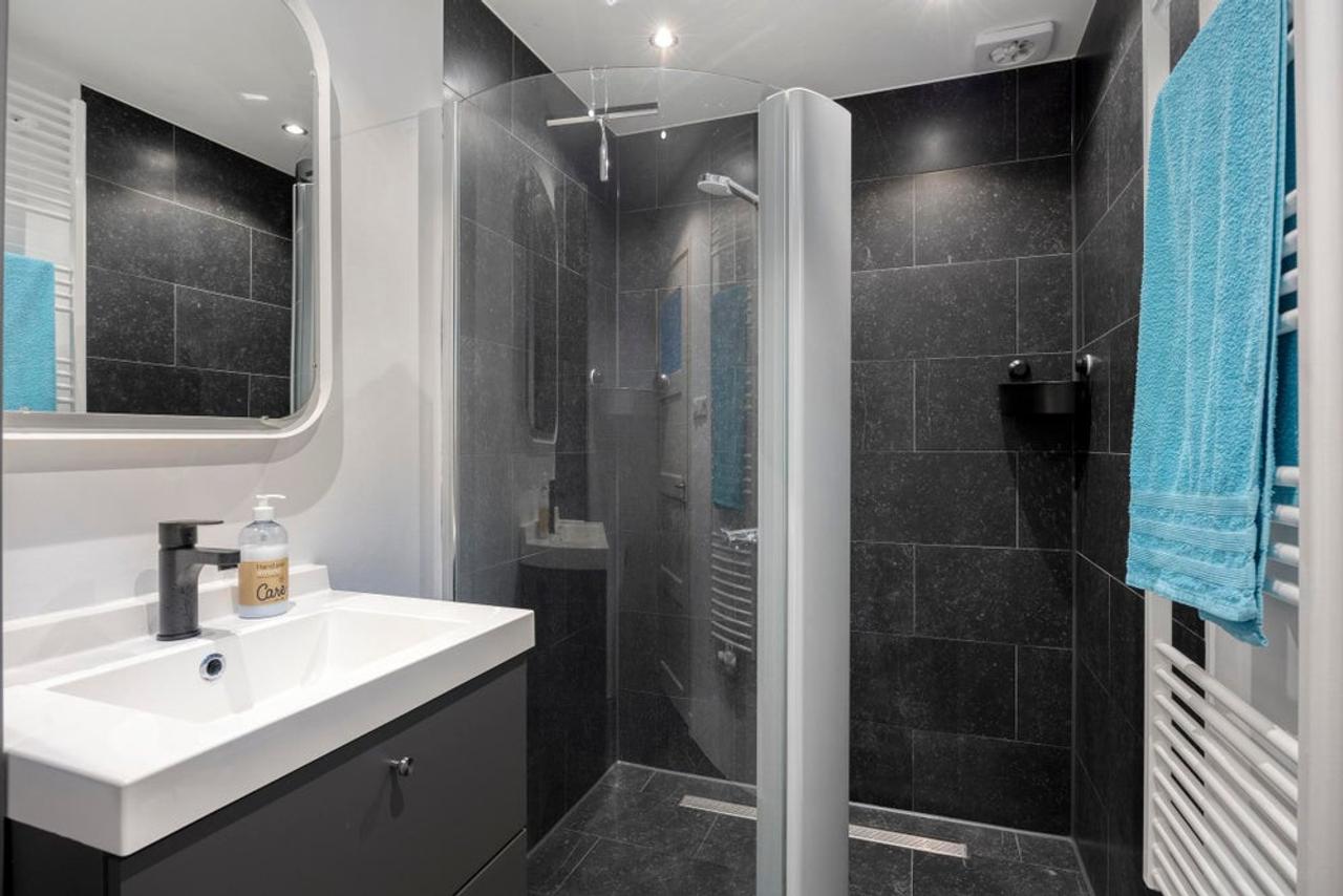 Furnished 2-Bedroom Apartment with 2 Balconies - Image 18