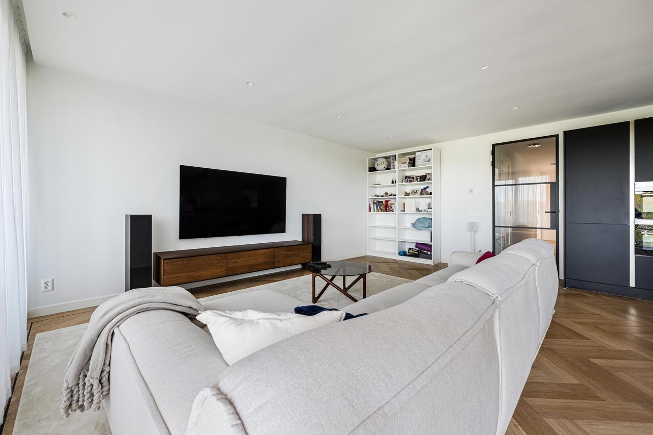 109 m² apartment with two balconies - Image 4