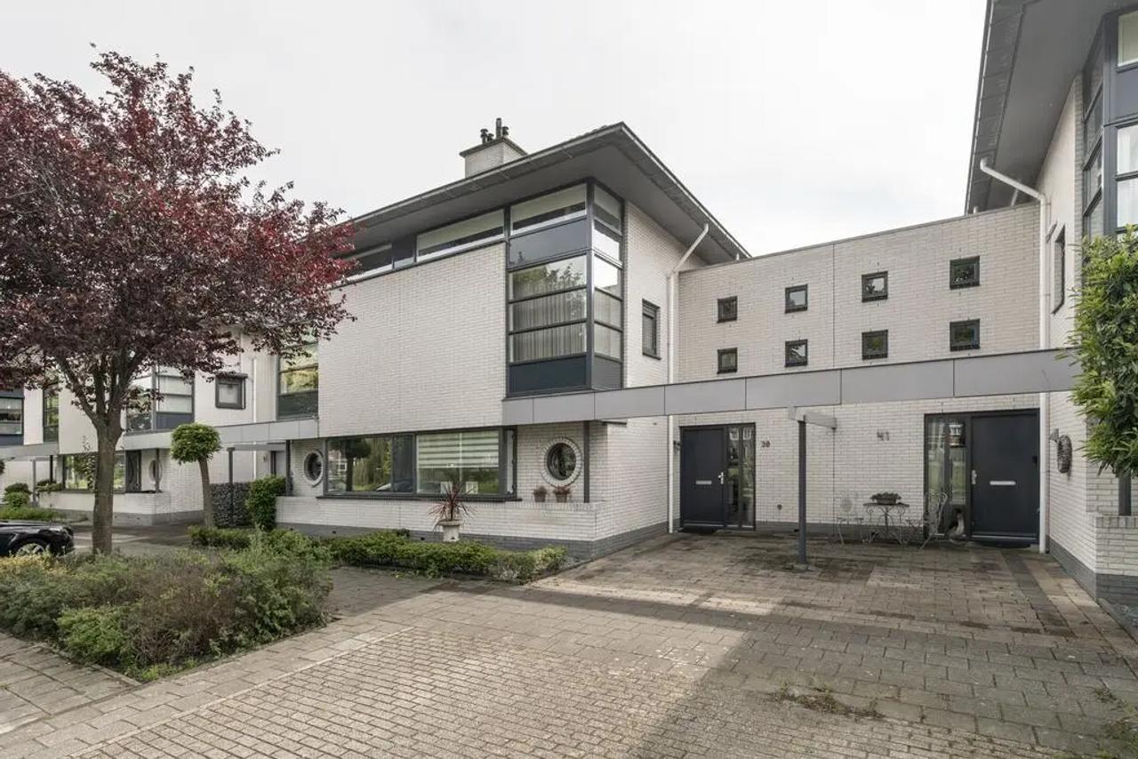 Furnished semi-detached home with 4 bedrooms - Image 1
