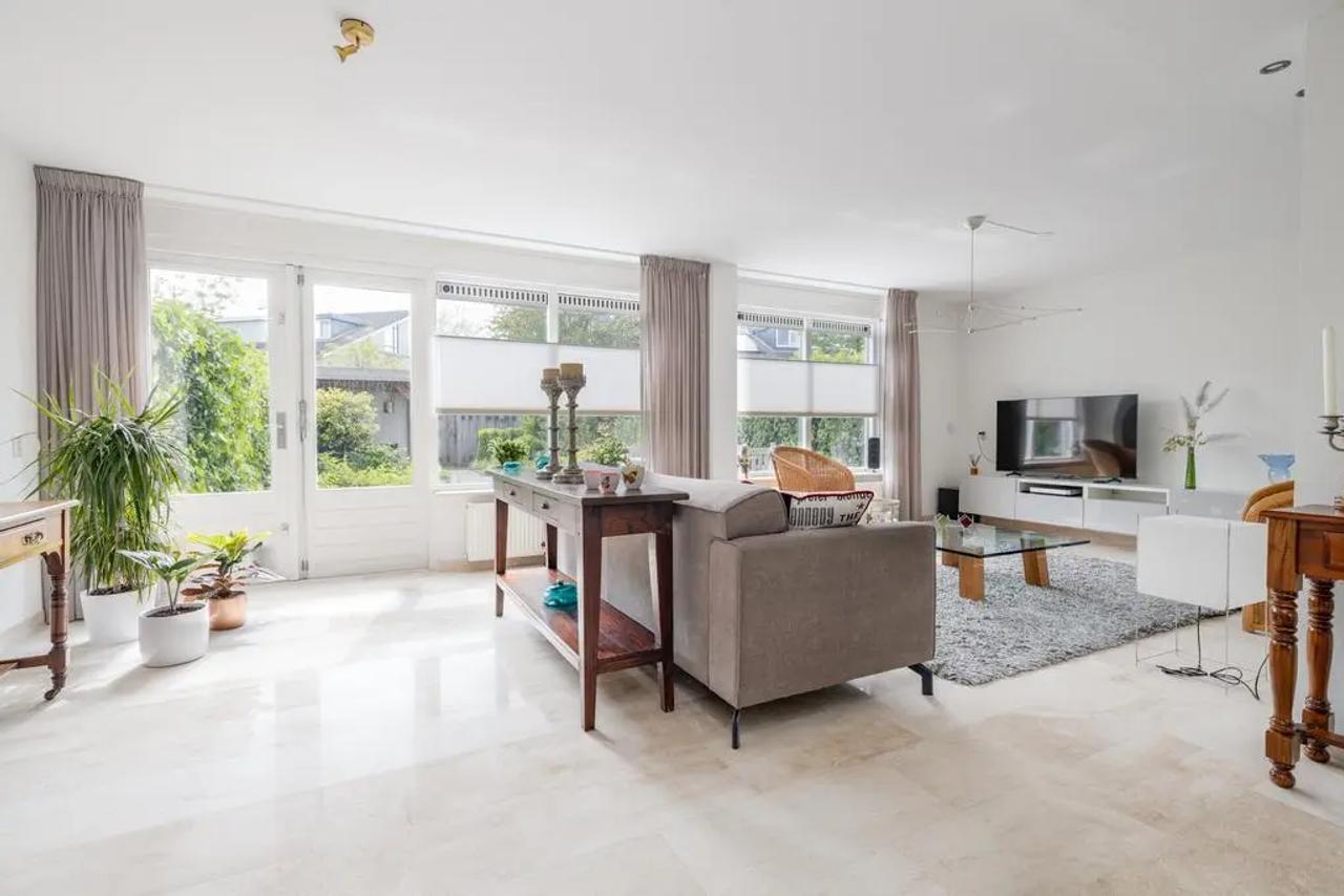 Furnished semi-detached home with 4 bedrooms - Image 2