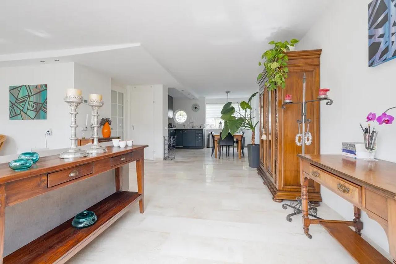 Furnished semi-detached home with 4 bedrooms - Image 5