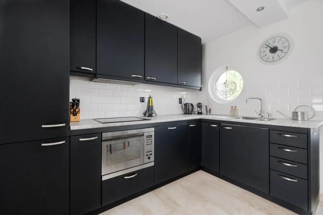 Furnished semi-detached home with 4 bedrooms - Image 9