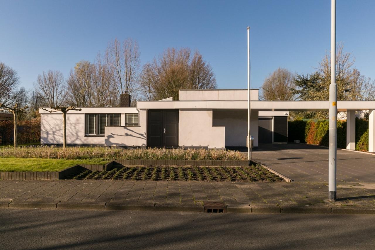 175 m² bungalow with garden and garage - Image 1