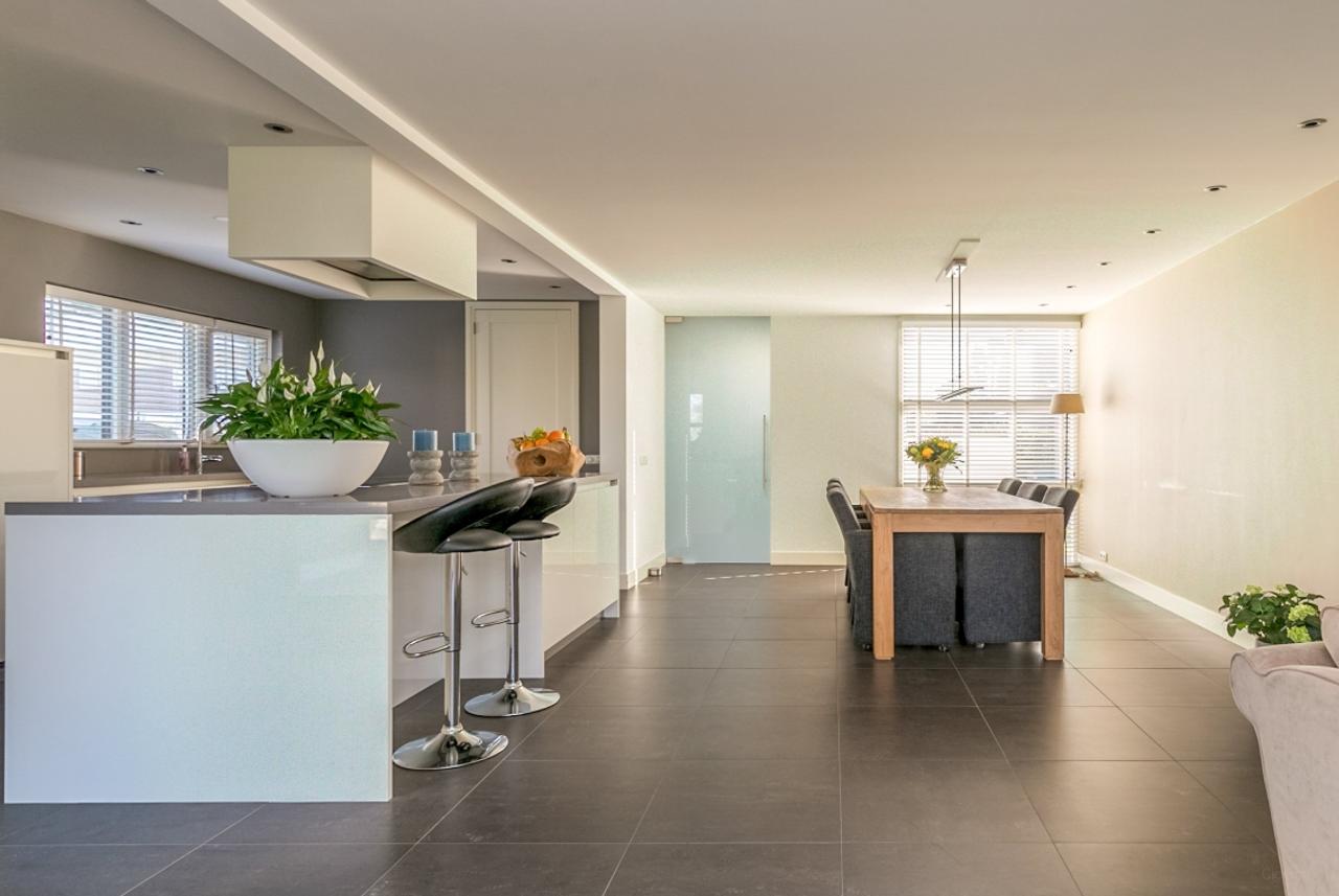 175 m² bungalow with garden and garage - Image 5