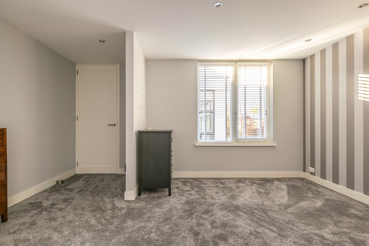 175 m² bungalow with garden and garage - Image 12
