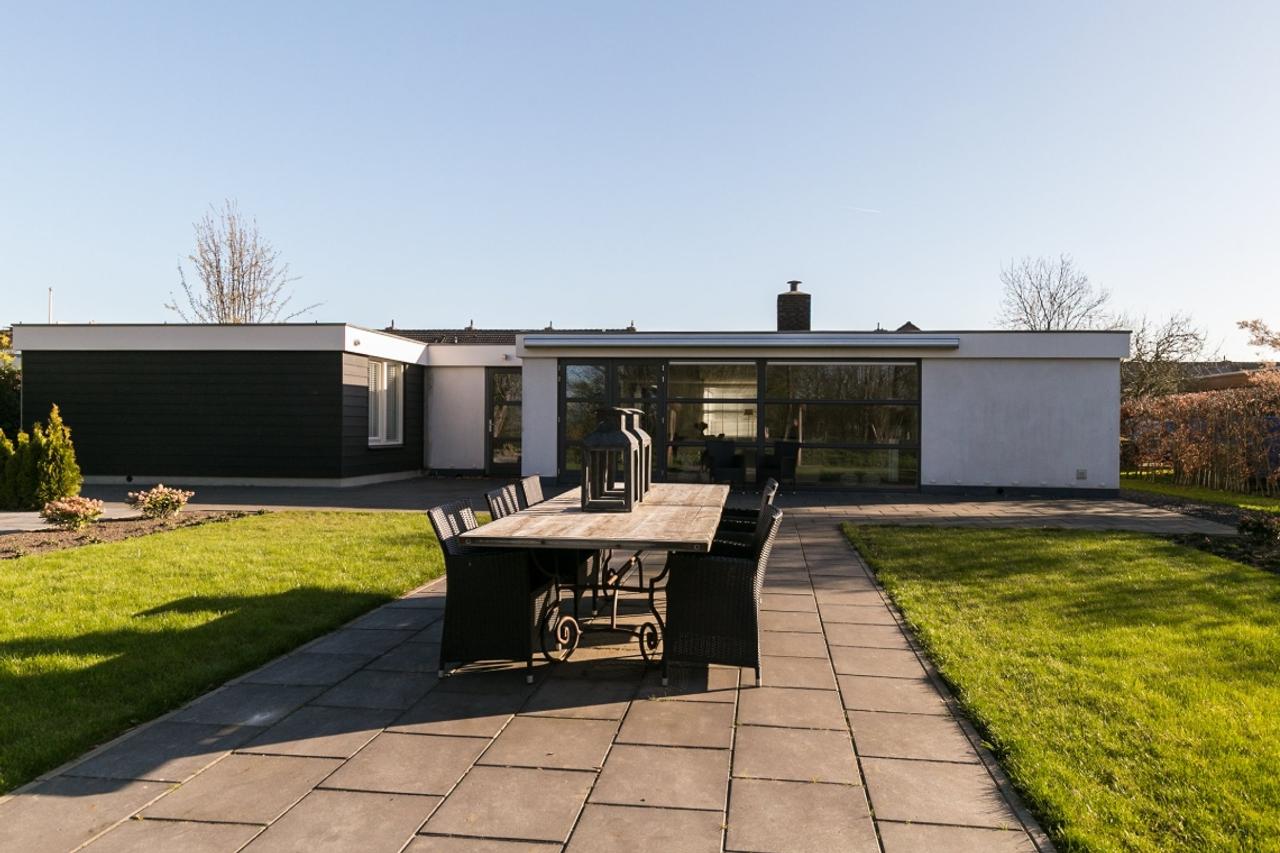 175 m² bungalow with garden and garage - Image 21