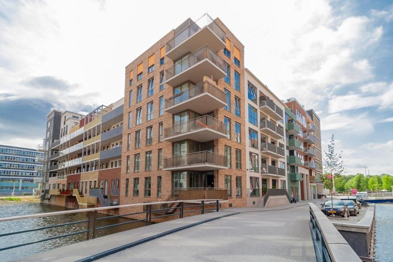 Furnished 1-Bedroom Apartment with Balcony - Image 1
