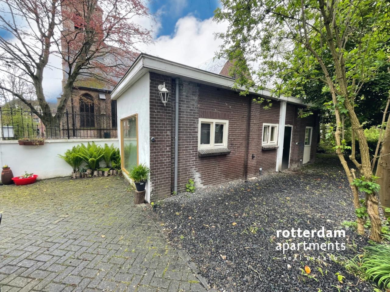 Gemeubileerd appartement met tuin en parkeren - Afbeelding 1