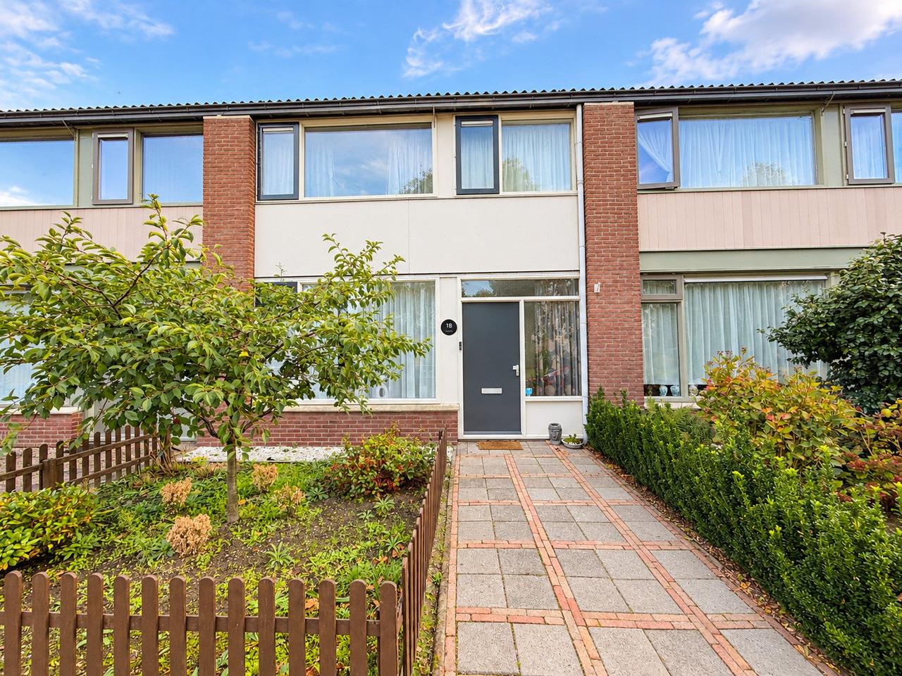 4-Bedroom Home with Sunny Garden - Image 1