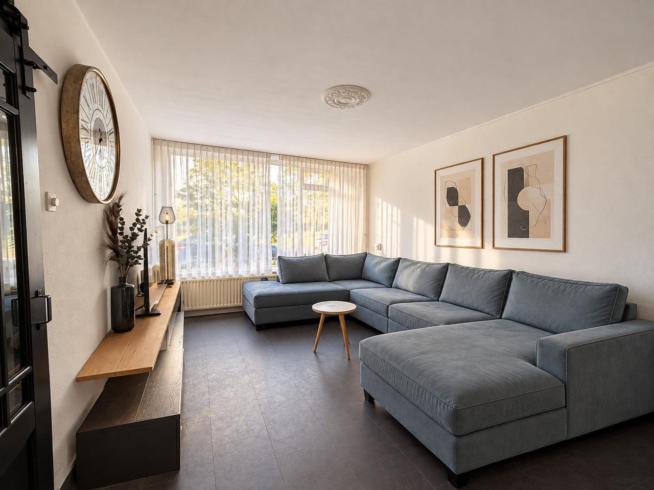 4-Bedroom Home with Sunny Garden - Image 4