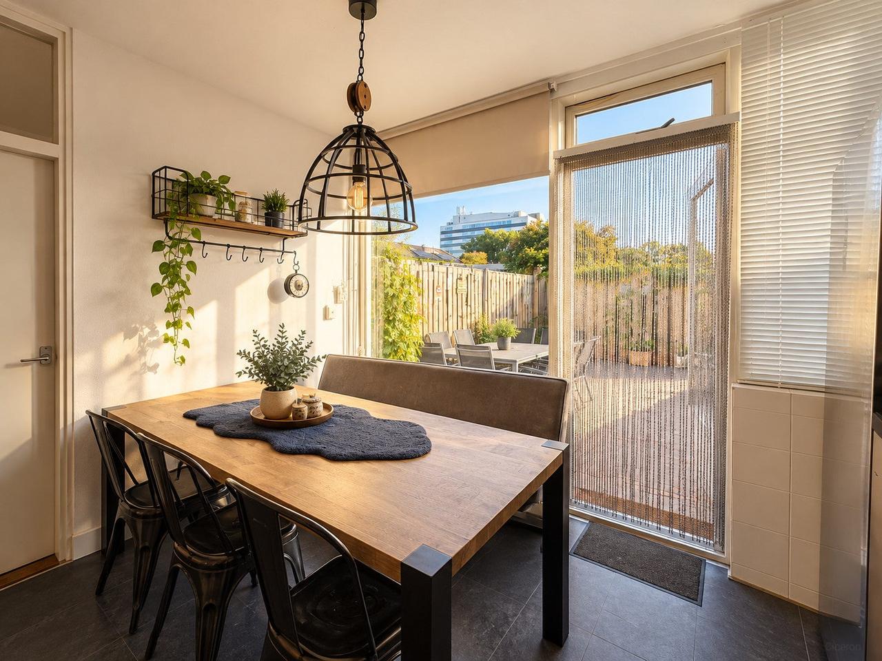 4-Bedroom Home with Sunny Garden - Image 5