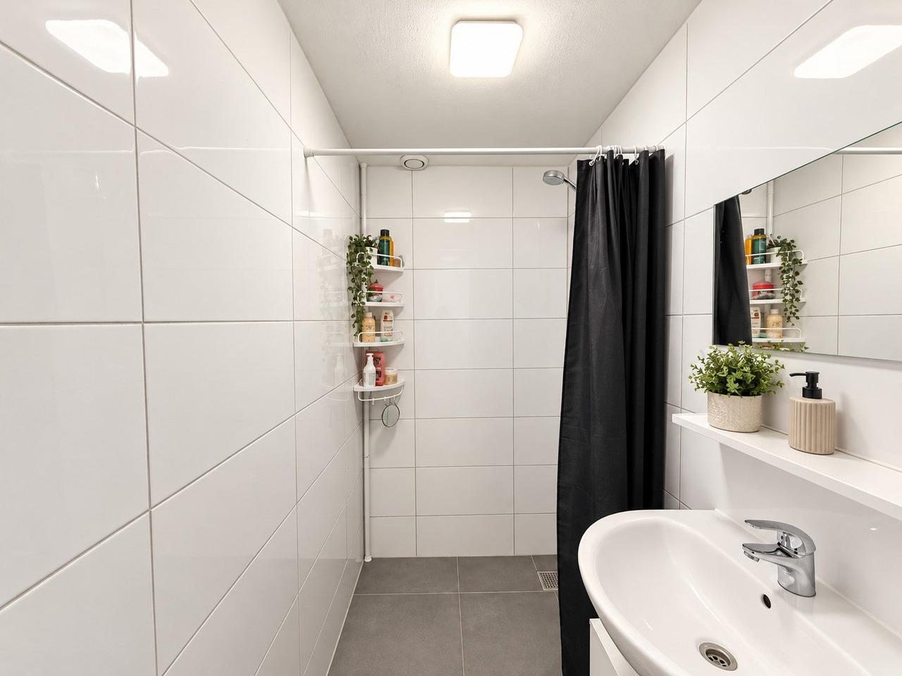 4-Bedroom Home with Sunny Garden - Image 16