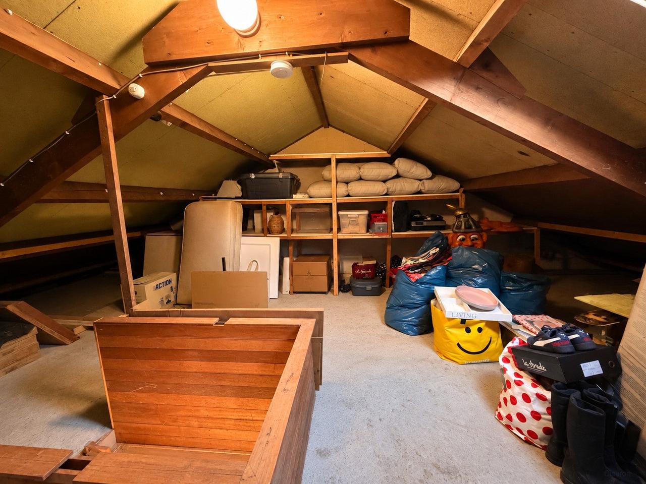 4-Bedroom Home with Sunny Garden - Image 17