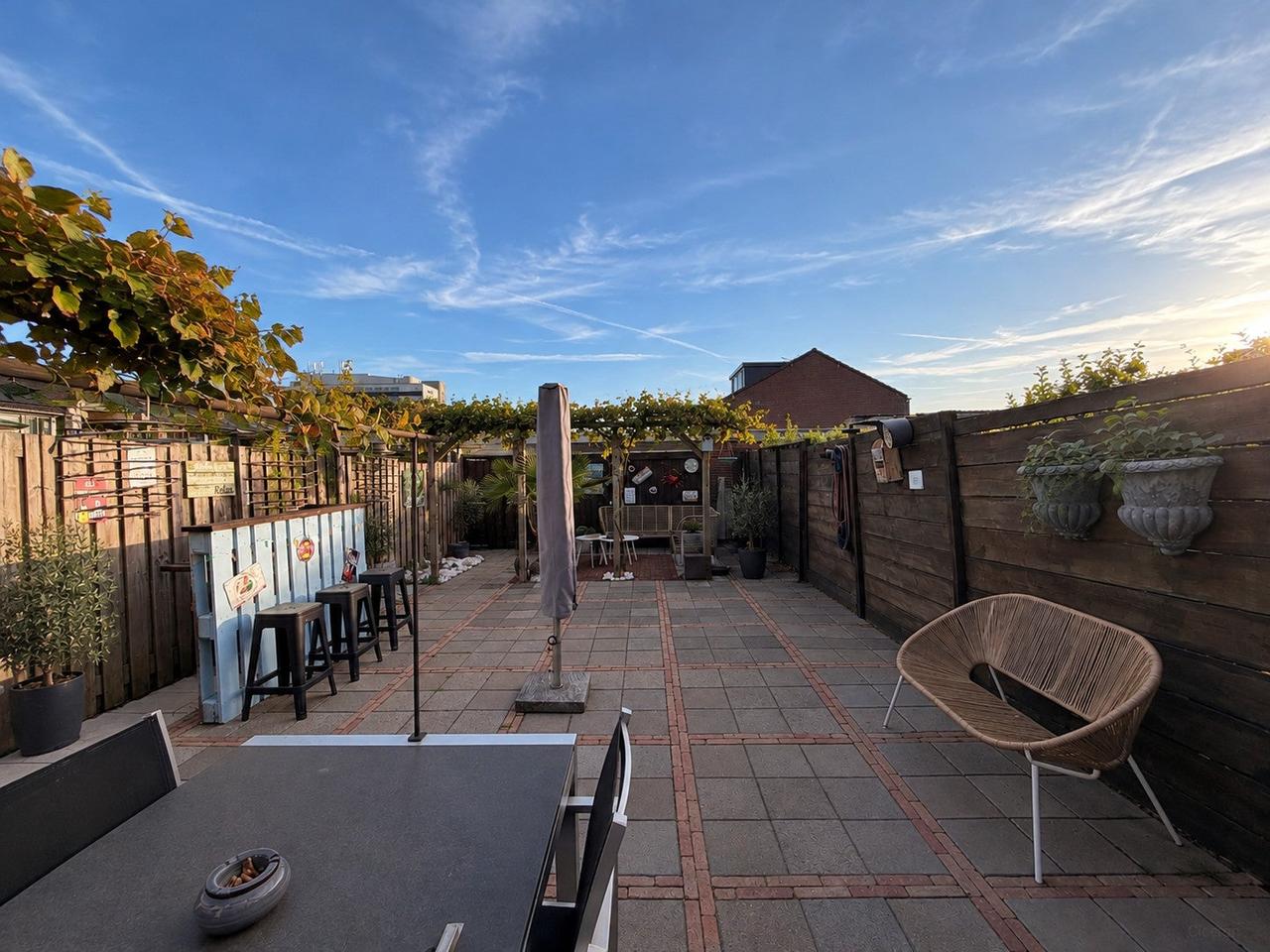 4-Bedroom Home with Sunny Garden - Image 18