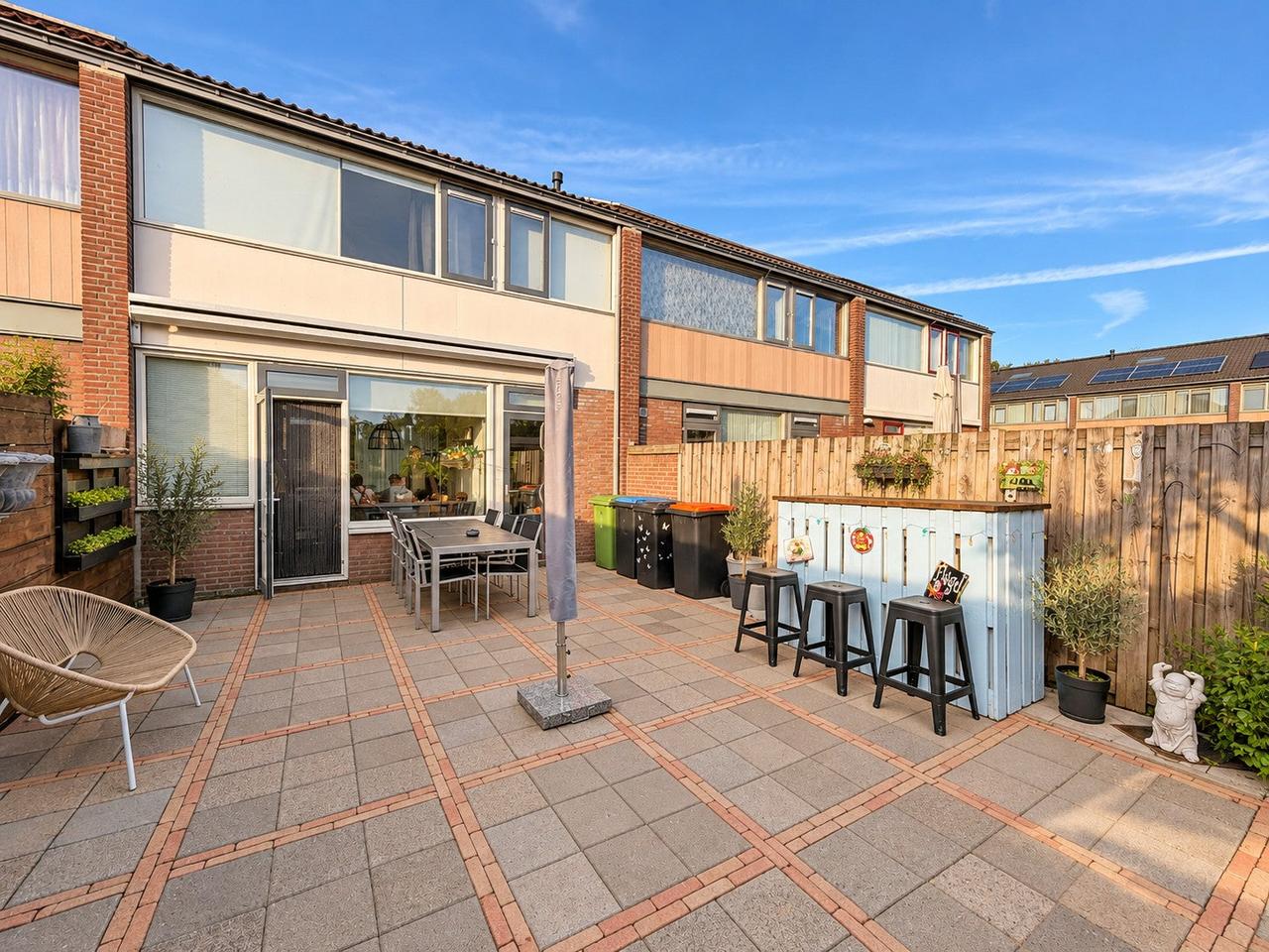 4-Bedroom Home with Sunny Garden - Image 20