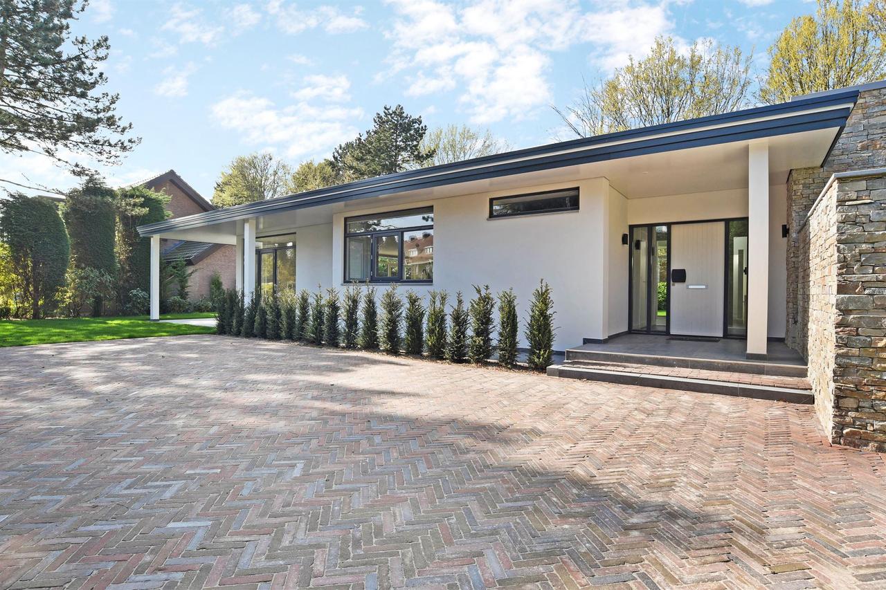330 m² Detached Bungalow with 6 Bedrooms - Image 1