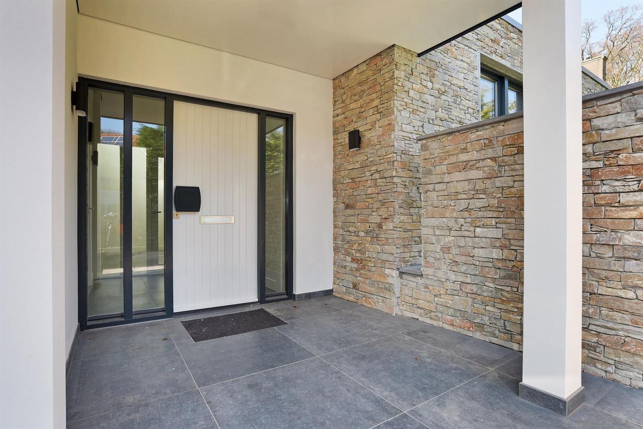 330 m² Detached Bungalow with 6 Bedrooms - Image 2