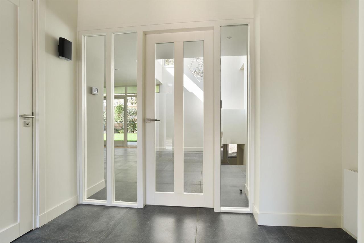 330 m² Detached Bungalow with 6 Bedrooms - Image 3