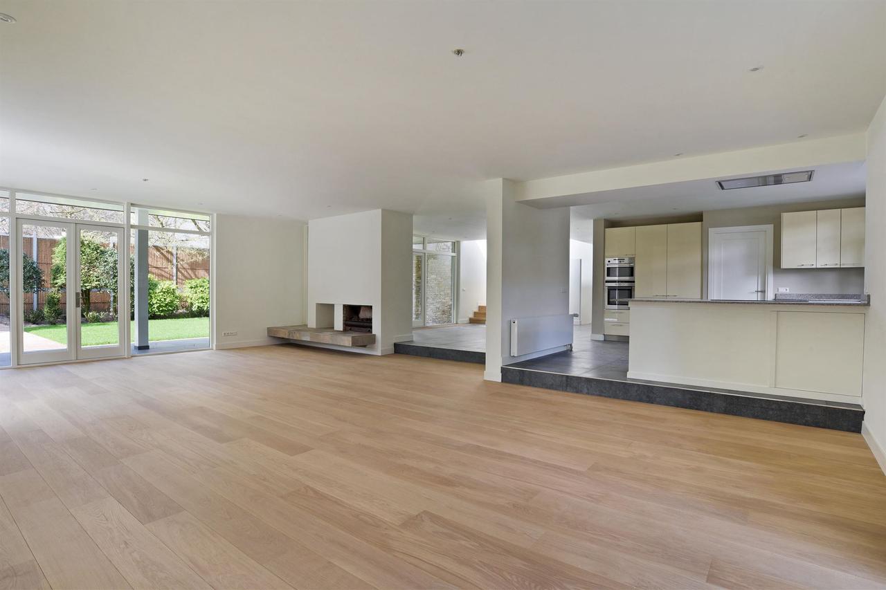 330 m² Detached Bungalow with 6 Bedrooms - Image 4