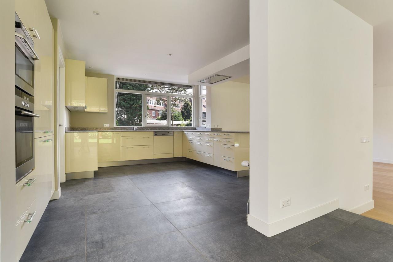 330 m² Detached Bungalow with 6 Bedrooms - Image 11